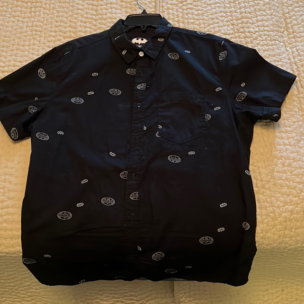 short sleeved button-up Batman shirt (XL)